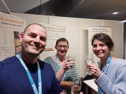 Photographie de Fabrice Riva Roveda, Eve Jullien et Sibylle Gardelle devant le stand Dat@chiv