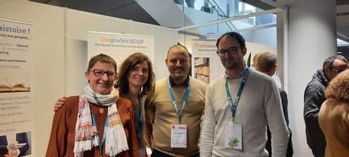 Photographie représentant Eve Jullien, Sibylle Gardelle, Fabrice Riva Roveda et Emmanuel Rycksman devant le stand Dat@rchiv